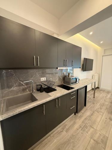 Pagrati Luxury Gray Studio-Chremonidou street