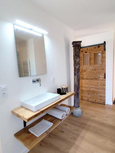 une salle de bain avec un lavabo blanc et un miroir dans l'établissement Magnifique gîte écologique en pleine campagne avec piscine, à Pont-du-Casse