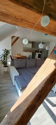 un salon avec un canapé et une table dans l'établissement Appartement avec une place de parking, à Fécamp