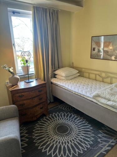 Cama o camas de una habitación en Esplanadens vandrarhem i Oxelösund