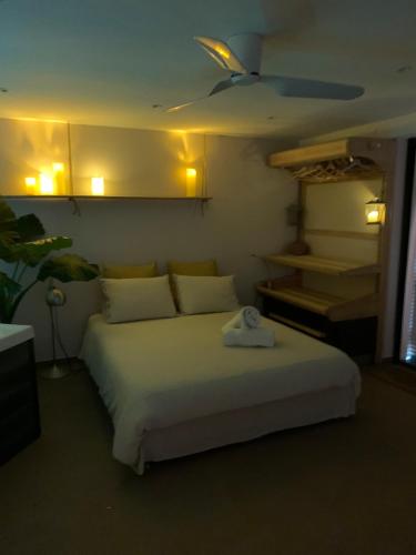 - une chambre avec un lit blanc et un plafond dans l'établissement loft jacuzzi sauna pool yoga sea view love-room, à Saint-Jeannet