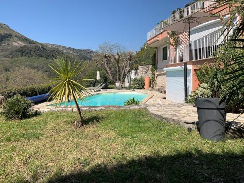 une maison avec une piscine dans une cour dans l'établissement loft jacuzzi sauna pool yoga sea view love-room, à Saint-Jeannet
