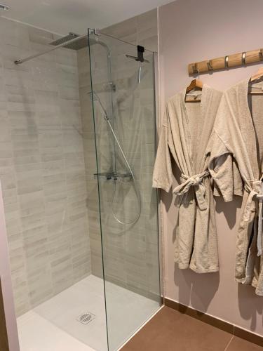 La salle de bains est pourvue d'une cabine de douche en verre. dans l'établissement loft jacuzzi sauna pool yoga sea view love-room, à Saint-Jeannet