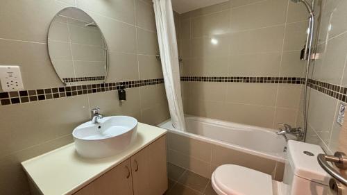 Un baño con lavabo, inodoro y bañera. en Zavos Aqua Park Club Apt by TrulyCyprus, en Limassol