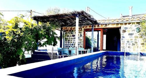 une maison avec une piscine devant une maison dans l'établissement Le Beau Coin, à Serviès-en-Val