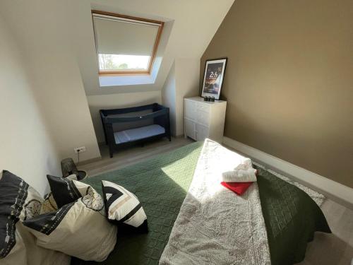 un salon avec un lit et une fenêtre dans l'établissement Maison proche du circuit des 24h du Mans, à Ruaudin