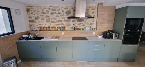 une cuisine avec un évier et un plan de travail dans l'établissement Quiet, discreet places, à Vernègues