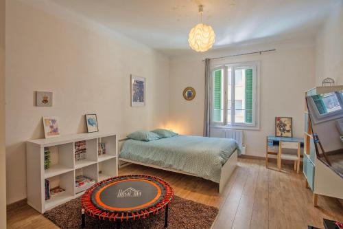 une chambre avec un lit, une télévision et une table dans l'établissement Grand-appartement-centre-Bastia, à Bastia