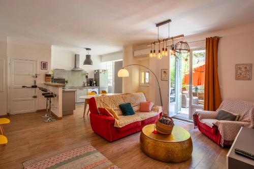 un salon avec un canapé rouge et une table dans l'établissement Grand-appartement-centre-Bastia, à Bastia