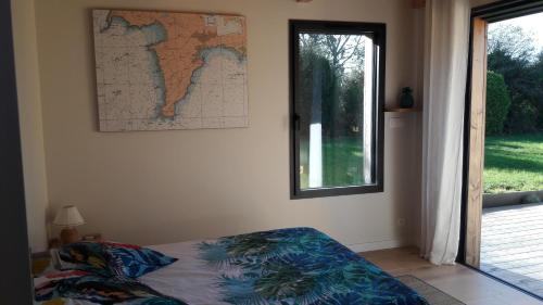 - une chambre avec un lit et une carte murale dans l'établissement Grande maison sur propriété près de la plage de Morgat, à Crozon