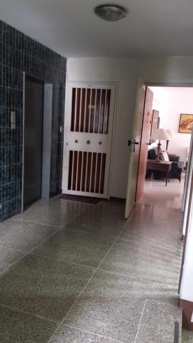 an empty room with a door and a living room at MILENIUM2CAMINOS 3 aires 6p 2h 1b Est Wifi Tanq CHEVERE4 in Caracas