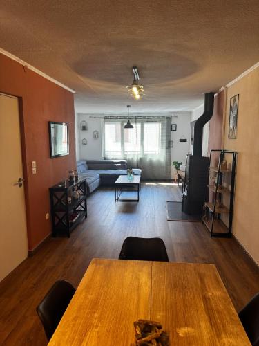 un salon avec une table et un canapé dans l'établissement Maison proche de la plage, à Saint-Laurent-de-la-Salanque