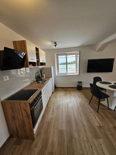 Apartman Logorun stone house 10 m from the sea