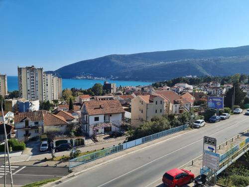 Una vista de una ciudad con una carretera y edificios. en NataLena, en Igalo