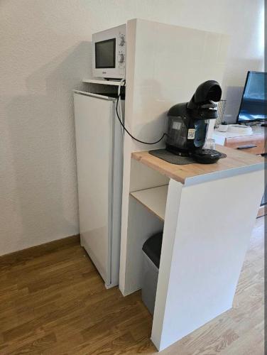 un bureau avec un bureau, un ordinateur et un téléphone dans l'établissement Studio Léo, à Calvi