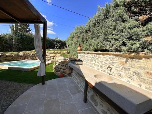 Photo de la galerie de l'établissement Belle Villa Marthe avec piscine, Aups, à Aups