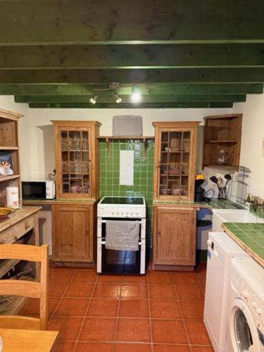 Una cocina o cocineta en Tadpole Lodge