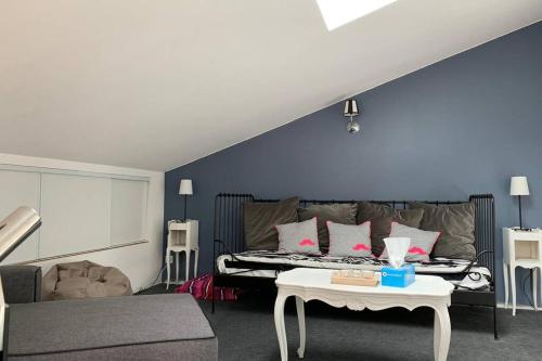 un salon avec un canapé et une table dans l'établissement Maison loft piscine, à Le Fenouiller