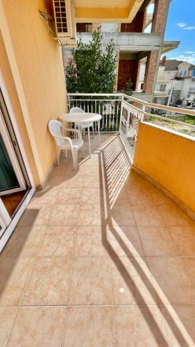 Un balcón o terraza de Porto Novi, Djenovici