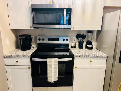 Η κουζίνα ή μικρή κουζίνα στο Gorgeous Condo across from Vet School