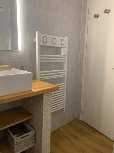 La salle de bains est pourvue d'un lavabo blanc et d'un comptoir. dans l'établissement Baie de Sanary - Beau F2 bord de mer avec piscine, à Six-Fours-les-Plages