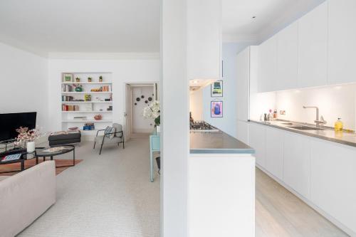 a kitchen and living room with white walls at Casa Italia near Sloane Square, Harrods and Kings Road - Washing Machine & Wifi in London