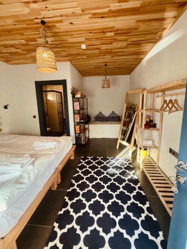 Schlafzimmer mit einem Bett und einem schwarzen und weißen Teppich in der Unterkunft Casa Natura Adrasan in Adrasan