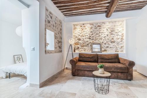 un salon avec un canapé et une table dans l'établissement Superbe 2 Pièces - Viel Antibes, à Antibes