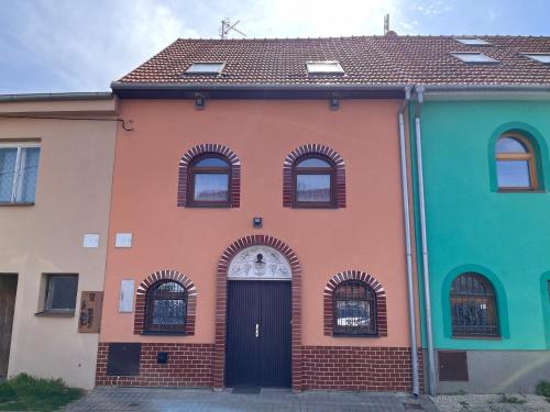 a colorful house with a black door at Sklípek u Šťavíků Za Valama in Čejkovice