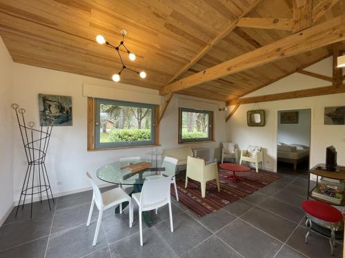 une salle à manger avec une table et des chaises dans l'établissement Villa 4 pers. avec jardin privé, animaux acceptés, tout confort à Messanges - FR-1-379-136, à Messanges