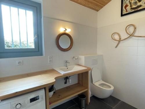 une salle de bain avec un lavabo et des toilettes dans l'établissement Villa 4 pers. avec jardin privé, animaux acceptés, tout confort à Messanges - FR-1-379-136, à Messanges