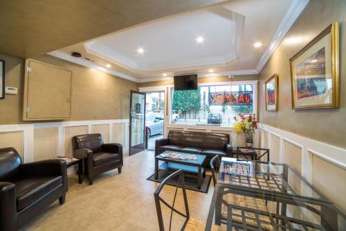 a waiting room with couches and chairs and a table at Nite Inn at Universal City - Walking Distance to Universal Studios Hollywood in Los Angeles