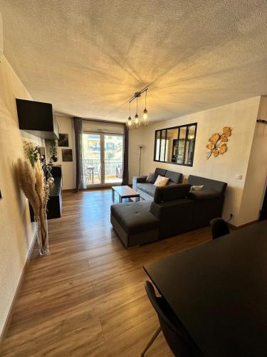 un salon avec un canapé et une table dans l'établissement Appartement calme et spacieux à Aix en Provence, à Aix-en-Provence