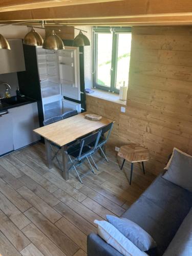 - une cuisine avec une table et un canapé dans une chambre dans l'établissement Les Maisons de la Glappaz, à Mégevette