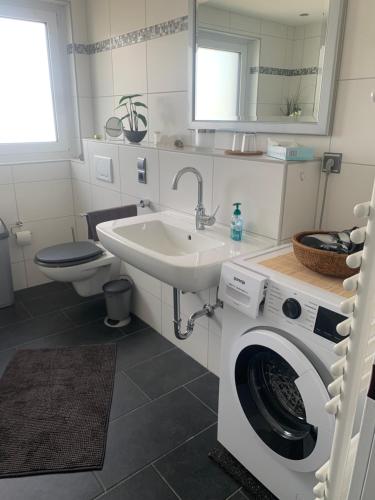 Un baño con lavadora y lavabo. en stay with friends Trier 2, en Trier