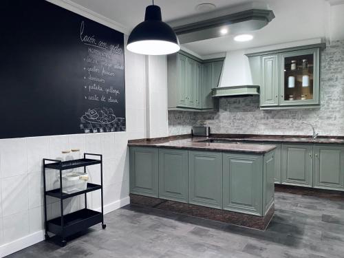A kitchen or kitchenette at Piso Céntrico 120m2 + parking propio (O Grove)