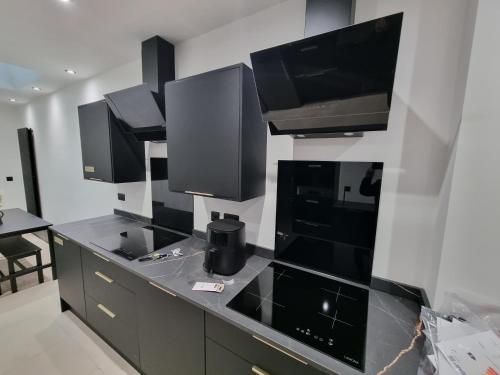 una stanza con un bancone con quattro monitor di 3M Luxury Living a Preston