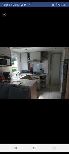 une cuisine avec un évier et un plan de travail dans l'établissement Camping de la carabasse, à Vias