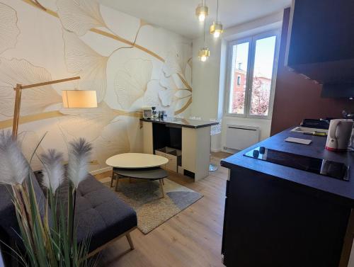 - une cuisine avec un comptoir et un bureau dans la chambre dans l'établissement Calme sérénité et lumière, à Grenoble
