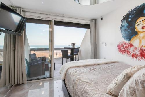 une chambre avec un lit et une vue sur l'océan dans l'établissement Joker Heliopolis, au Cap d'Agde