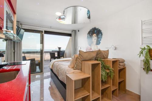 une chambre avec un lit et une vue sur l'océan dans l'établissement Joker Heliopolis, au Cap d'Agde