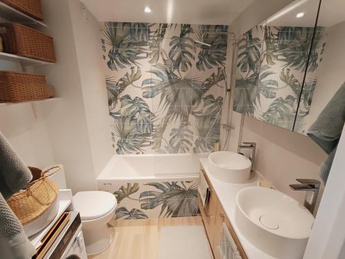 ein Badezimmer mit zwei Waschbecken und zwei Toiletten in der Unterkunft T5 Hyper center lumineux et cosy in Sceaux