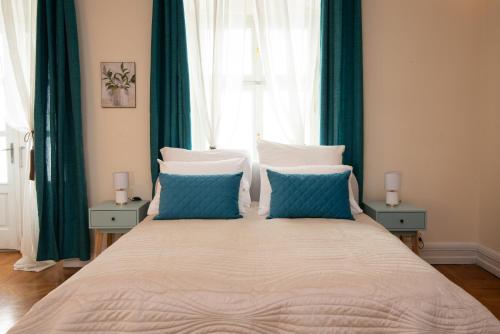 Central Apartment next to the Old Town Square by Kings City