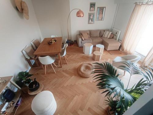 ein Wohnzimmer mit Sofa und Tisch in der Unterkunft T5 Hyper center lumineux et cosy in Sceaux