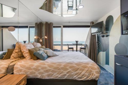 une chambre avec un lit avec vue sur l'océan dans l'établissement Sea Life Heliopolis, au Cap d'Agde