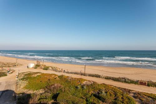 une vue d'une plage avec l'océan dans l'établissement Elixir Heliopolis, au Cap d'Agde