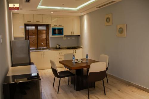 Kuchyň nebo kuchyňský kout v ubytování Limeridge Signature Hotel