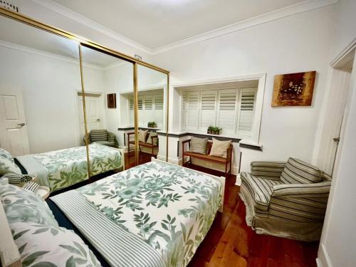 Imagen de la galería de Rooms in a shared house next to a scenic and lively beach, en Sídney
