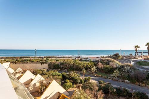 - une vue sur la plage depuis le balcon du complexe dans l'établissement Blue Horizon Heliopolis, au Cap d'Agde
