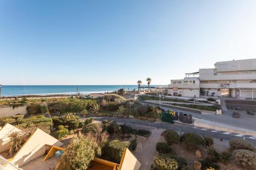 une vue sur la plage depuis le balcon d'un immeuble dans l'établissement Blue Horizon Heliopolis, au Cap d'Agde